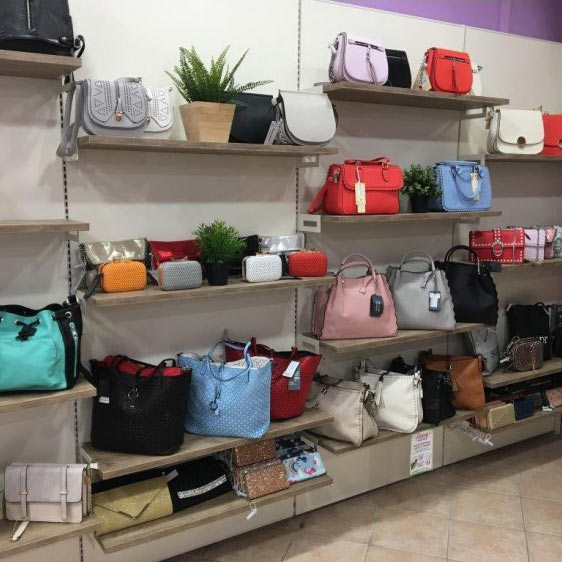 Arredamento per negozi di borse e calzature Prato | Tel. 0558874117